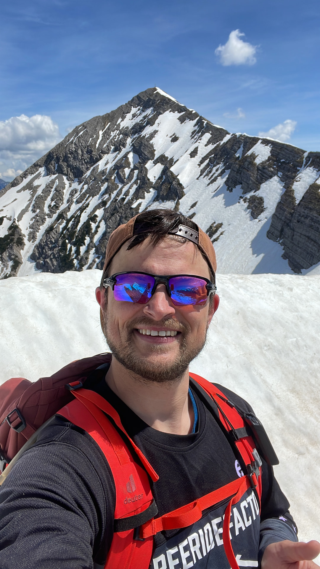 Jochen Weschta im Schnee vor einem Berggipfel
